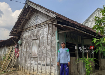 KONDISI: Rumah Arif Sunardi (46) salah seorang warga Desa Meteseh yang mendapat program bantuan bedah rumah namun belum digarap selama 4 tahun. (R Teguh Wibowo/Lingkarjateng.id)