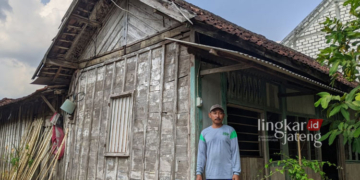 KONDISI: Rumah Arif Sunardi (46) salah seorang warga Desa Meteseh yang mendapat program bantuan bedah rumah namun belum digarap selama 4 tahun. (R Teguh Wibowo/Lingkarjateng.id)