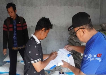PENDATAAN: Seorang kelompok tani sedang mendapatkan bantuan pupuk organik cair dari Kementerian Pertanian melalui Pemkab Batang. (Istimewa/Lingkar.news)
