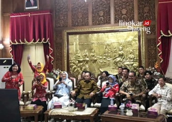 SUMRINGAH: Sekda Pati Jumani (keempat dari kanan) didampingi dengan Plh Dinsos P3AKB Pati Sri Yatun dan jajarannya saat menyaksikan pengumuman penghargaan KLA 2023 melalui zoom meeting di Ruang Pringgitan Pendopo Kabupaten Pati, Sabtu, 22 Juli 2023 malam. (Ika Tamara Dewi/Lingkarjateng.id)