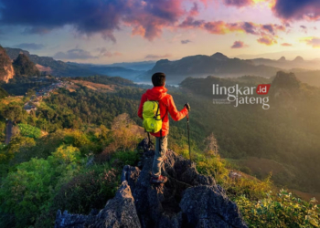 Ilustrasi mendaki gunung. (Freepik/Lingkarjateng.id)