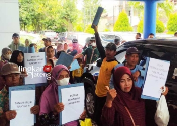 SAMPAIKAN ASPIRASI: Aksi unjuk rasa petani Desa Pundenrejo menolak perpanjangan hak guna bangunan tanah pertanian di Kantor ATR/BPN Pati belum lama ini. (Khairul Mishbah/Lingkarjateng.id)
