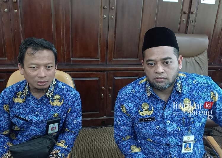 BERI KETERANGAN: Kepala Dinas Kesehatan Kabupaten Kendal, dr. Abidin (kiri) dan Sekretaris Dinas Kesehatan Kendal Parno (kanan) saat memberikan keterangan. (Arvian Maulana/Lingkarjateng.id)