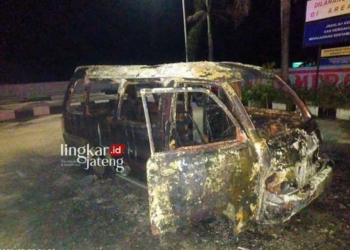 HANGUS: Kondisi mobil Carry usai terbakar di SPBU Bakalan pada Sabtu, 22 Juli 2023. (Istimewa/Lingkarjateng.id)