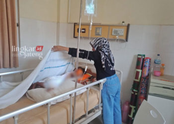 UNTUK JALANI OPERASI: Bocah berinisial SP (7) tengah dirawat di RSUD Ambarawa, Rabu (12/7/2023). (Hesty Imaniar/Lingkarjateng.id)