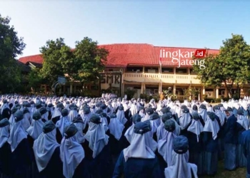 UPACARA: Ratusan peserta didik baru SMKN 1 Pati. (Setyo Nugroho/Lingkarjateng.id)