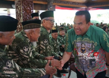 BERJABAT Tangan: Bupati Blora, Arief Rohman, saat menghadiri HUT ke-50 IPPK di Pendopo Rumah Dinas Bupati Blora pada Sabtu, 29 Juli 2023. (Dok. Humas Pemkab Blora/Lingkarjateng.id)