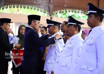 Bupati Hartopo Minta Kades Terpilih Komitmen Majukan Desa di Kudus 31 KHIDMAT: Bupati Kudus HM Hartopo saat melantik kepala desa terpilih di Pendopo Kabupaten Kudus. (Nisa Hafizhotus Syarifa/Lingkarjateng.id)