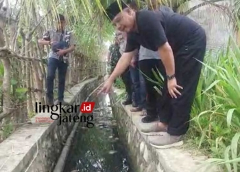 MONITORING: Camat Dukuhseti, Agus Sunarko, S.STP., MSi., saat meninjau pipa limbah usaha filet di Desa Banyutowo, Kecamatan Dukuhseti, Kabupaten Pati pada Jumat, 7 Juli 2023. (Istimewa/Lingkarjateng.id)