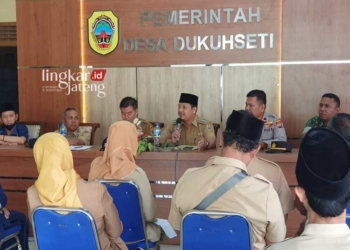 EVALUASI: Camat Dukuhseti, Agus Sunarko, S.STP., MSi., (berpeci) memberikan pengarahan kepada Pemdes Dukuhseti terkait penggunaan dana desa. (Dok. Lingkar/Lingkarjateng.id)