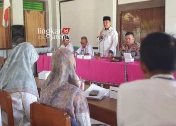 MONITORING: Camat Dukuhseti, Agus Sunarko, S.STP., MSi., saat memberikan arahan terkait penggunaan Dana Desa dan Anggaran Dana Desa di Desa Bakalan, pada Rabu, 12 Juli 2023. (Istimewa/Lingkarjateng.id)