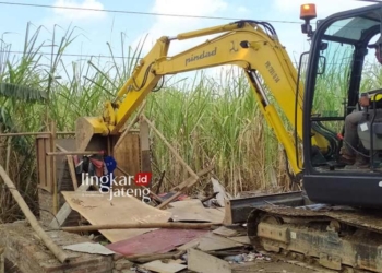 Camat Tegaskan Kebijakan Pasca Pembongkaran Warung di Margorejo Pati Bukan Ranahnya 25 BONGKAR: Petugas sedang membongkar warung remang-remang yang berada di Jalan Raya Pati-Kudus turut Kecamatan Margorejo, Kabupaten Pati beberapa waktu lalu. (Khairul Mishbah/Lingkarjateng.id)