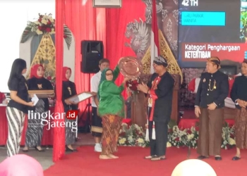 Capai Skor 84,3 Persen, Indeks Pembangunan Manusia di Salatiga Tertinggi se-Jateng 30 SIMBOLIS: Pj Wali Kota Salatiga Sinoeng N. Rachmadi menyerahkan penghargaan kepada peraih DPRD Award di Alun-alun Pancasila, pada Senin, 24 Juli 2023. (Angga Rosa/Lingkarjateng.id)