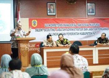 MENGARAHKAN: Penjabat (Pj) Henggar Budi Anggoro saat membuka kegiatan Uji Kompetensi Manajerial dan Sosial Kultural Talent Scouting Jabatan Administrator dan Jabatan Pengawas di Kantor BKPP Kabupaten Pati pada Selasa, 11 Juli 2023. (Dok. Humas Pemkab Pati/Lingkarjateng.id)
