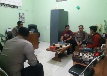 PERUNDINGAN: Proses mediasi antara pelaku dan korban pencurian burung di Kantor Kelurahan Sunggingan, Kecamatan Kota, Kabupaten Kudus. (Nisa Hafizhotus Syarifa/Lingkarjateng.id)