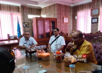 AUDIENSI: Anggota DPRD Kabupaten Blora, Darwanto dan Warsit saat audiensi dengan Dinas Pendidikan Kabupaten Blora terkait renovasi SDN Gadon, pada Rabu, 26 Juli 2023. (Hanafi/Lingkarjateng.id)