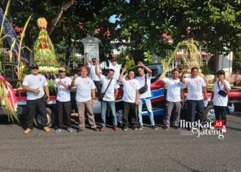 MENYIAPKAN: Panitia Pawai Napak Tilas Ki Ageng Penjawi Kebangkitan Pati tengah menyiapkan gunungan makanan yang akan dikirab menuju Maqam Ki Ageng Penjawi Pati. (Dok. Lingkar Media Group/Lingkarjateng.id)