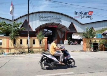 POTRET: Tampak depan Pasar Randublatung, Kabupaten Blora. (Hanafi/Lingkarjateng.id)