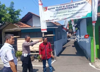 CEK LAPANGAN: Koordinator Lapangan Panitia Pawai Kirab “Napak Tilas Ki Ageng Penjawi Kebangkitan Pati” Supriyadi (batik merah) saat berkoordinasi soal tempat parkir dan rute bersama KBO Satlantas Polresta Pati Ipda Muslimin dan Kepala Seksi Pengamanan dan Keselamatan Jalan Dishub Pati Abdul Rozak. (Dok. Lingkar Media Group/Lingkarjateng.id)