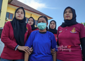 DIRINGKUS: Tersangka pelaku investasi bodong diamankan beserta barang buktinya berupa dokumen, stempel palsu dan mobil yang digadai di Polres Rembang. (R Teguh Wibowo/Lingkarjateng.id)