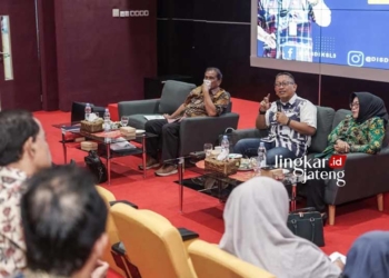 Disdik Usul Penerapan 5 Hari Sekolah, Pemkot Salatiga Sebut Perlu Dikaji Dulu 28 DISKUSI: Pj Wali Kota Salatiga Sinoeng N Rachmadi (tengah) bersama Kepala Dinas Pendidikan Nunuk Dartini (kanan) saat mendiskusikan usulan lima hari sekolah di DPRD Salatiga. (Istimewa/Lingkarjateng.id)