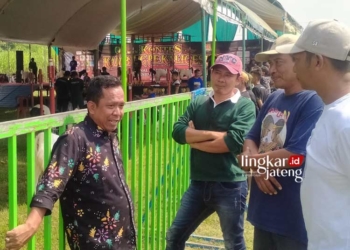 BERBINCANG: Calon Legislatif DPRD Pati dari Partai Demokrat Supriyadi (kiri, batik) sedang berbincang dengan sejumlah peternak kambing saat kontes Peranakan Etawa (PE) Kaligesing, di Slungkep, Kayen, Pati, Jawa Tengah, pada Minggu, 16 Juli 2023. (Khairul Mishbah/Lingkarjateng.id)