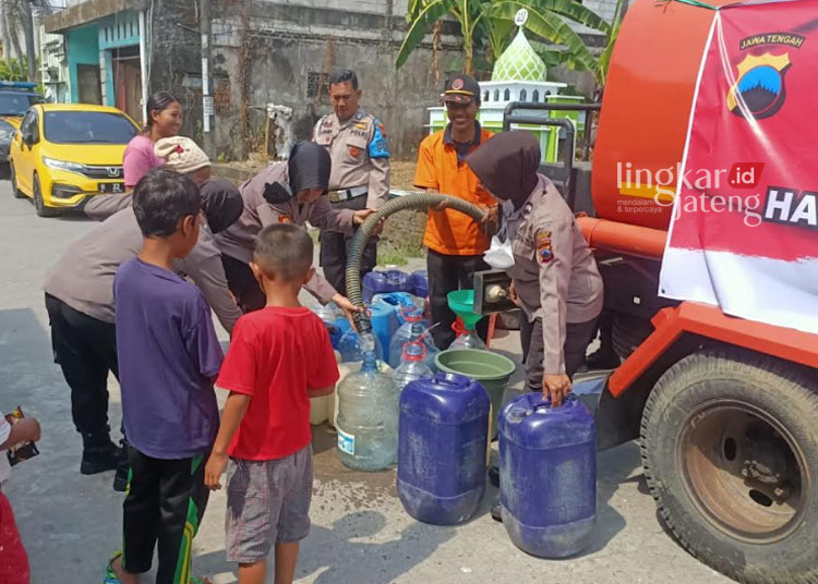 BAKSOS: Polres Demak mendistribusikan air bersih kepada warga di Desa Raji, Kecamatan/Kabupaten Demak pada Jumat, 30 Juni 2023. (M Burhanuddin Aslam/Lingkarjateng.id)