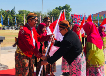 SIMBOLIS: Bupati Rembang Abdul Hafidz menerima bendera merah putih saat upacara peringatan Hari Jadi ke-282 Kabupaten Rembang di Alun-Alun Rembang, Kamis, 27 Juli 2023. (R Teguh Wibowo/Lingkarjateng.id)