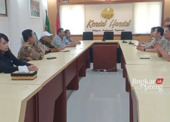 DISKUSI: Wakil Ketua DPRD Kendal Akhmat Suyuti bersama Anggota Komisi B DPRD Jateng Paramita Atika Putri, Anggota DPRD Kendal Munawir dan Tri Purnomo berkunjung ke BPN Kendal. (Unggul Priambodo/Lingkarjateng.id)