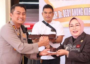 HUT Bhayangkara, Kapolres Grobogan Terima Kejutan dari Bupati Sumarni dan Dandim 32 SINERGI: Kapolres Grobogan, AKBP Dedy Anung Kurniawan (kiri) bersama Bupati Grobogan, Sri Sumarni (kanan) memperingati HUT ke-77 Bhayangkara. (Eko Wicaksono/Lingkarjateng.id)