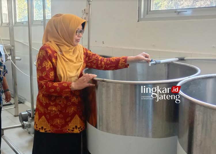 MENINJAU : Kepala Dinas Koperasi dan UKM Salatiga Martini meninjau tempat produksi tahu higienis di belakang Kantor Primkopti Salatiga. (Angga Rosa/Lingkarjateng.id) ANGGA ROSA/LINGKAR