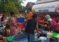 DISTRIBUSI AIR BERSIH: BPBD Kabupaten Grobogan menggunakan mobil tangki untuk mendistribusikan air bersih kepada warga. (Eko Wicaksono/Lingkarjateng.id)