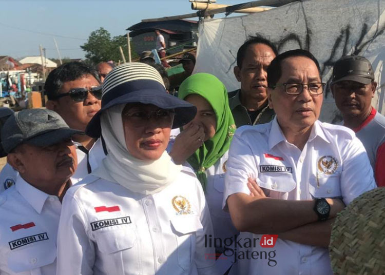 Wakil Ketua Komisi IV DPR RI, Anggia Erma Rini (topi biru) saat melakukan kunjungan kerja (kunker) di Pelabuhan Perikanan Morodemak. (M Burhanuddin Aslam/Lingkarjateng.id)