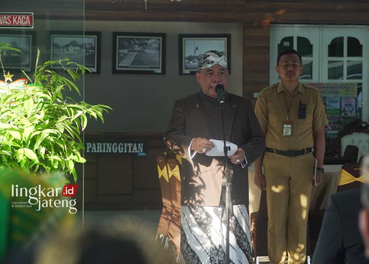 TEGAS: Wakil Bupati Kendal Windu Suko Basuki saat memimpin apel persiapan keberangkatan ziarah ke Makam Tumenggung Bahurekso di Lebaksiu Tegal. (Istimewa/Lingkarjateng.id)