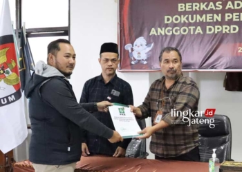 SIMBOLIS: Komisioner KPU Kota Salatiga Divisi Teknis Penyelenggaraan Djayusman Junus menerima berkas perbaikan pendaftaran Caleg Pemilu 2024. (Dok. Official Facebook KPU Kota Salatiga/Lingkarjateng.id)