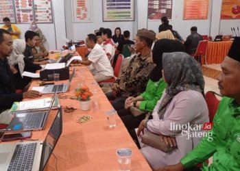 PENDATAAN: KPU Kabupaten Grobogan saat menerima perbaikan berkas partai politik di Gedung KPU belum lama ini. (Eko Wicaksono/Lingkarjateng.id)