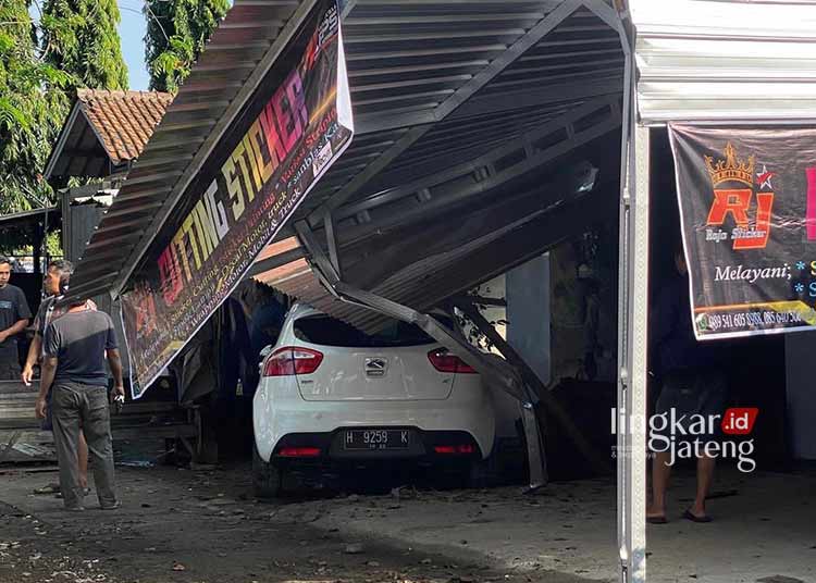 Kecelakaan di Kudus Mobil Hilang Kendali Tabrak Pedagang hingga Toko