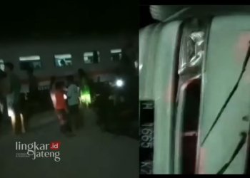 KONDISI: Mobil pick up yang ringsek usai tertemper KA Banyubiru di Demak. (Instagram @Infokejadiandemak.id/Lingkarjatetng.id)