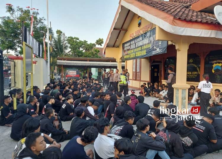 Resahkan Warga, Polisi Amankan 230 Pesilat Usai Konvoi di Blora 25 DIAMANKAN: Aparat kepolisian mengamankan ratusan anggota silat yang gelar konovoi hingga meresahkan warga pada Senin, 31 Juli 2023 dini hari. (Hanafi/Lingkarjateng.id)