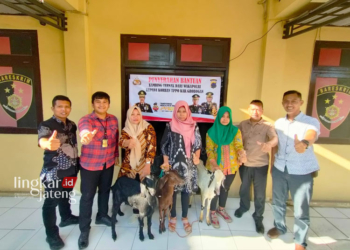 BERUNTUNG: Raut bahagia tampak di wajah para korban TPPO ketika menerima bantuan kambing dari Wakapolri, pada Kamis, 27 Juli 2023. (Eko Wicaksono/Lingkarjateng.id)