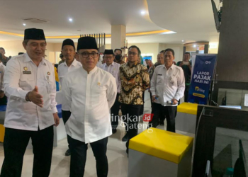 KUNJUGAN KERJA: MenPANRB Abdullah Azwar Anas (depan berkacamata berpeci) saat kunjungan kerja (Kunker) di Kabupaten Demak, Jumat (14/7/2023). (M Burhanuddin Aslam/Lingkarjateng.id)