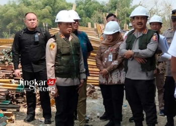 MENINJAU: Wakapolri Komjen Pol. Agus Andrianto (paling kanan) meninjau progres pembangunan Rumah Sakit Bhayangkara Tingkat IV di Kecamatan Kunduran, Kabupaten Blora pada Selasa, 25 Juli 2023. (Hanafi/Lingkarjateng.id)
