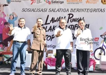 SOSIALISASI: Pj Wali Kota Salatiga Sinoeng N Rachmadi (kedua dari kanan) bersama Kajari saat mensosialisasikan “Salatiga Berintegritas Melawan Pungli dan Menolak Gratifikasi” di Halaman Kantor Pemkot, pada Jumat, 21 Juli 2023. (Istimewa/Lingkarjateng.id)