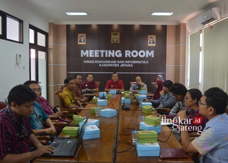 Lestarikan Karimunjawa, PHRK Usulkan Batasan Ideal Jumlah Wisatawan 25 AUDIENSI: Perwakilan Persatuan Hotel dan Restoran Karimunjawa (PHRK), Diskominfo, Disparbud, serta Camat Karimunjawa bertemu di Ruang Rapat Diskominfo Jepara. (Tomi Budianto/Lingkarjateng.id)