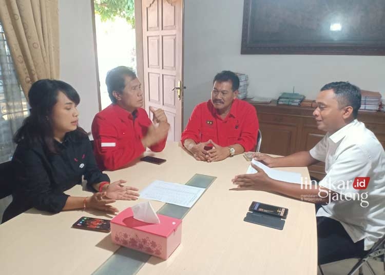 DISKUSI: Wakil Ketua DPRD Kendal, Akhmat Suyuti saat diskusi bersama membahas penyelesaian 540 sertifikat tanah yang terdampak tol Semarang-Batang. (Unggul Priambodo/Lingkarjateng.id)