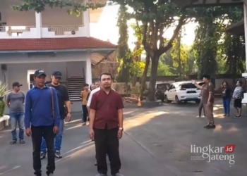 GLADI BERSIH: Panitia Kirab Napak Tilas Ki Ageng Penjawi Kebangkitan Pati menggelar gladi bersih di Pendopo Kabupaten, Jumat Sore, 21 Juli 2023. (Dok. Lingkar TV/Lingkarjateng.id)