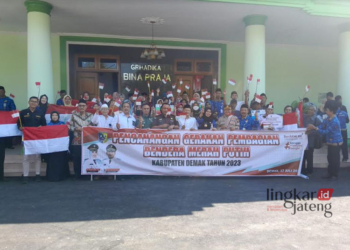 HUT RI, Pemkab Demak Ajak Masyarakat Ikut Sukseskan Gerakan 10 Juta Bendera Merah Putih 28 KOMPAK: Foto bersama usai acara pencanangan gerakan pembagian bendera merah putih, Senin (17/7/2023). (M Burhanuddin Aslam/Lingkarjateng.id)