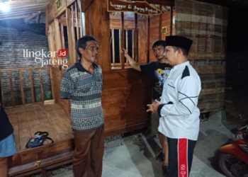 NAPAK TILAS: Komisaris Utama Lingkar Media Group (LMG) Agus Sunarko, S.STP.,MSi., (berpeci) berbincang dengan salah satu warga saat napak tilas di makam Ki Ageng Penjawi (Dok. Lingkar/Lingkarjateng.id)