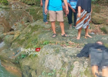 EVAKUASI: Warga mengevakuasi pelajar SMK tewas di Sungai Kedung Bunder Desa Gayam, Kecamatan Bogorejo, Kabupaten Blora pada Minggu, 16 Juli 2023. (Istimewa/Lingkarjateng.id)