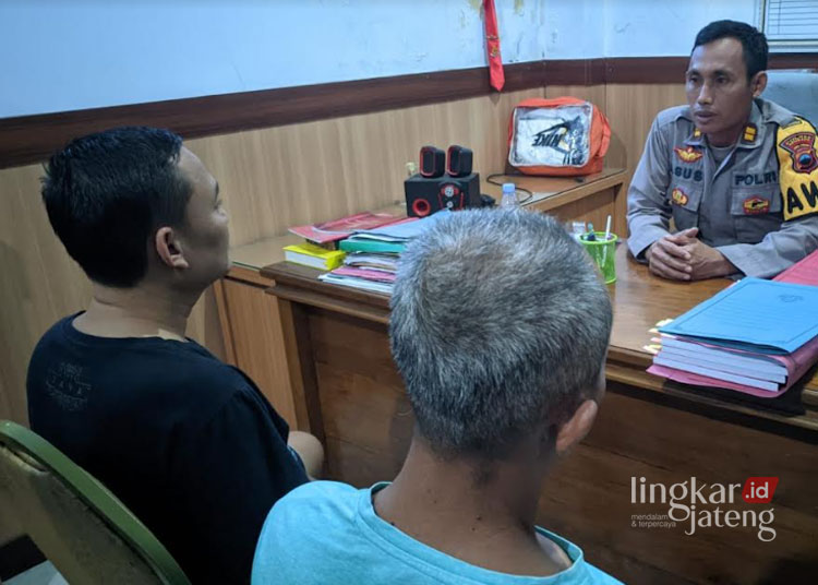 DIINTEROGASI: Dua pelaku penipuan menjalani pemeriksaan di Polres Rembang usai diamankan di rumahnya masing-masing. (R Teguh Wibowo/Lingkarjateng.id)